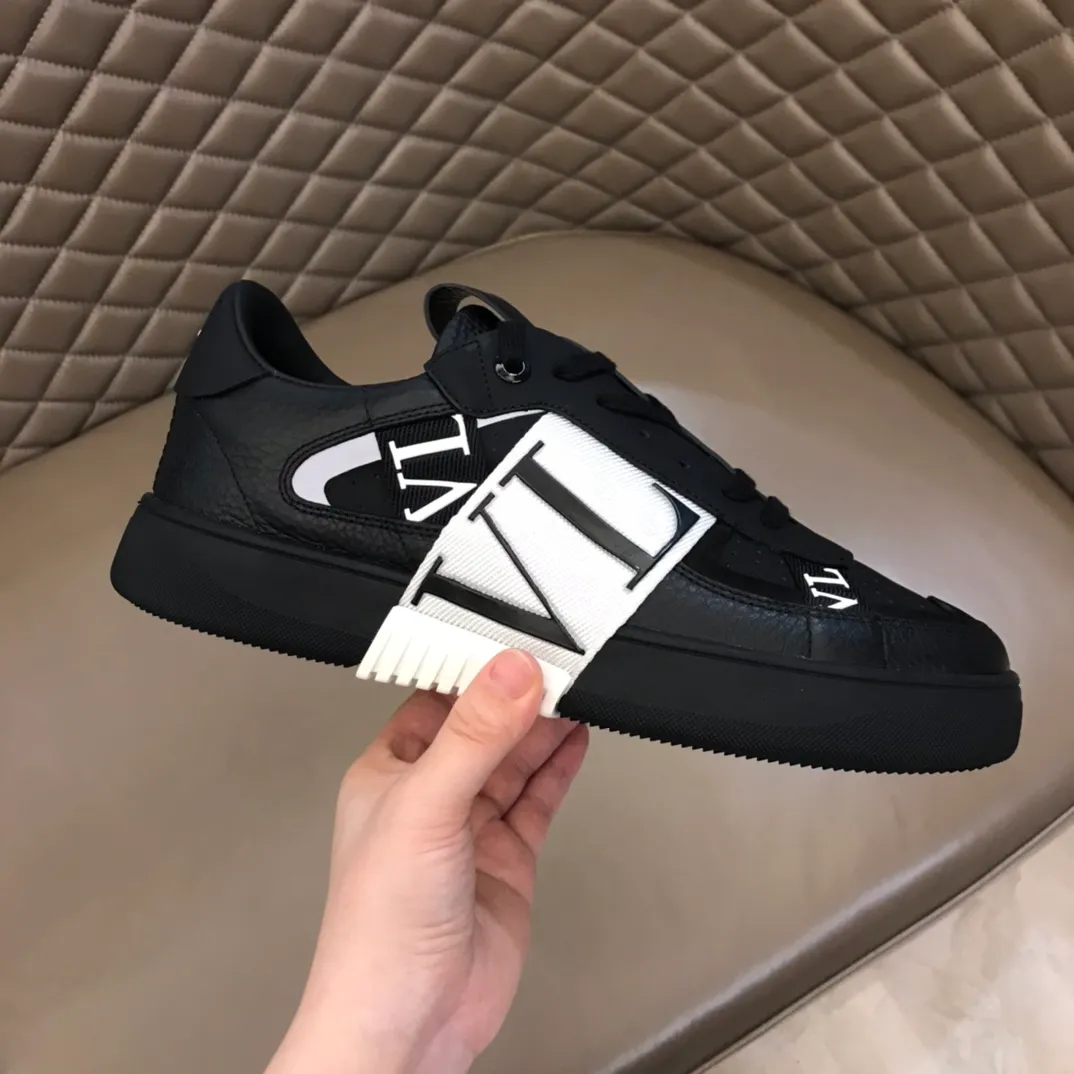 p440 "Valentin*" new spring and summer calfskin lace-up sneakers. No man should be able to refuse these shoes. The classic color scheme is so handsome! Purchase a high-precision replica of the original version to instantly sell off the market currency! 6 VLTN logo rubber effect straps - Valentino Garavani Logo printed on the back and tongue, all materials are customized to ensure quality! Size: 38-44